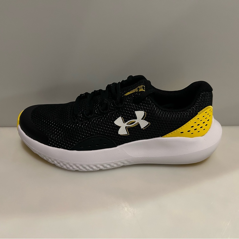 New Under Armour Youth Surge 4 Black Yellow Running Shoes - Boys Size 6 NIB